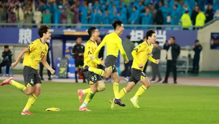 苏超冠军成泰州足球遮羞布！特色小学不让踢球，各级梯队惨败不断