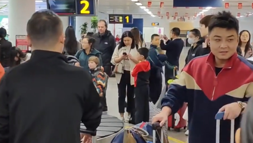 时隔一个多月孙颖莎再次公开亮相，一细节让人无比心疼，她瘦了不少