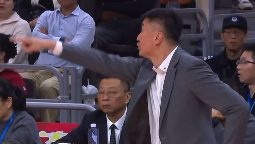 争议！徐杰被绊倒重摔倒地不起后返回更衣室 未吹违体杜锋暴怒