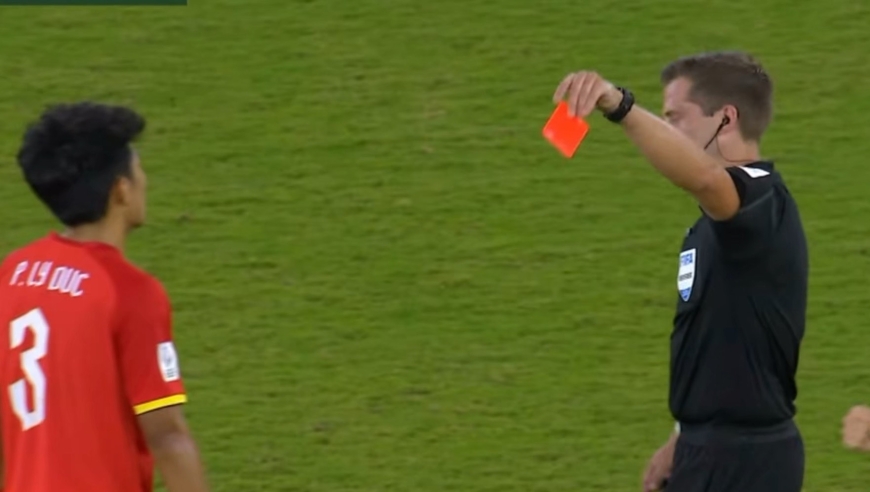 输球又输人！越南球员报复性打中国球员，裁判直红罚下毫不留情