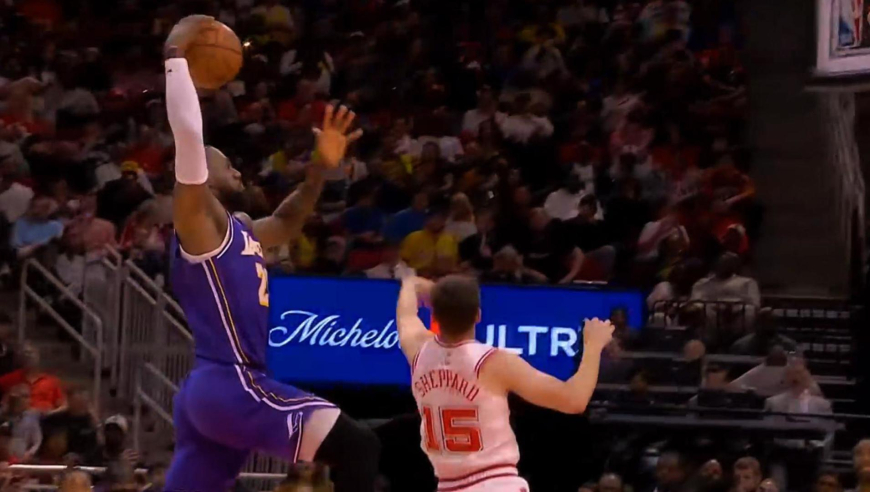 气势完全崩了！詹姆斯两次暴扣 里夫斯突破+拉拉维亚三分联手杀穿火箭