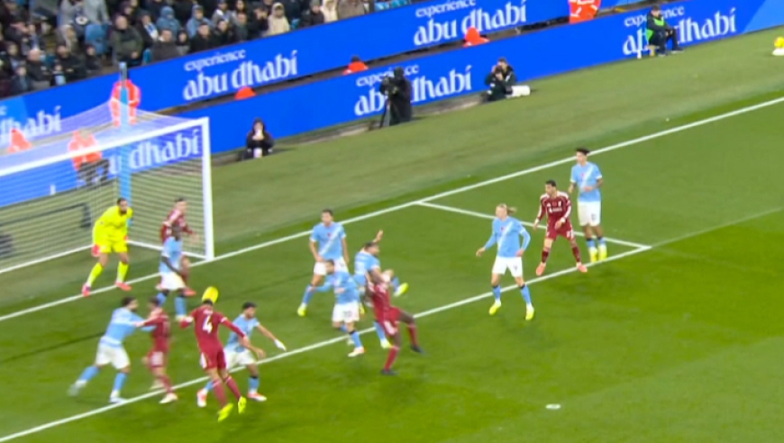 英超巨大争议！范戴克进球被吹，斯洛特暴怒，名宿：门将扑不到