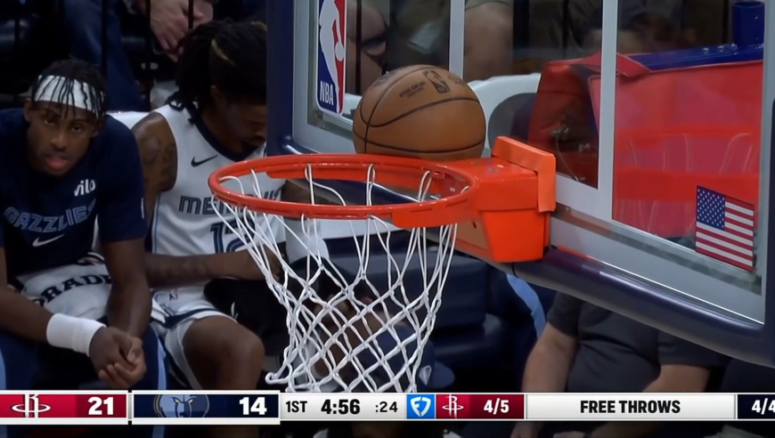 罕见！杜兰特招牌后仰干拔直接卡在篮脖子上 阿杜表情太尴尬