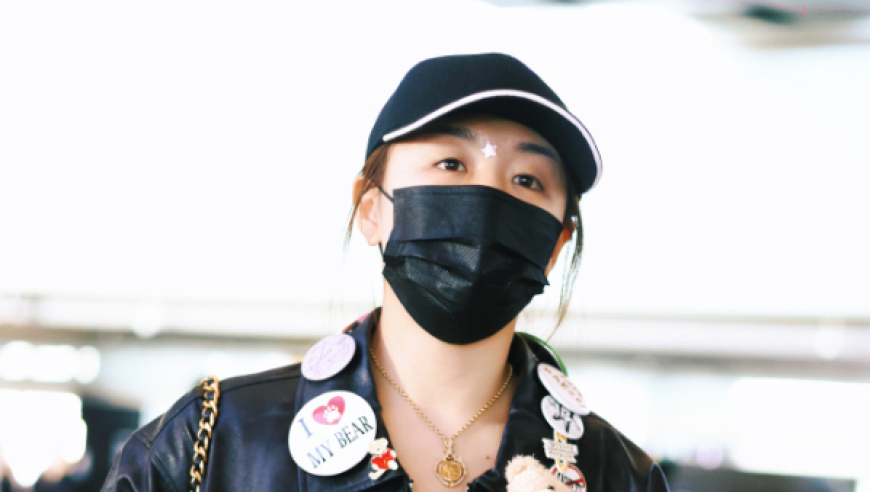 陈梦晒全运会奖牌与证书！全黑休闲套装价值6万 落地北京后粉丝献花