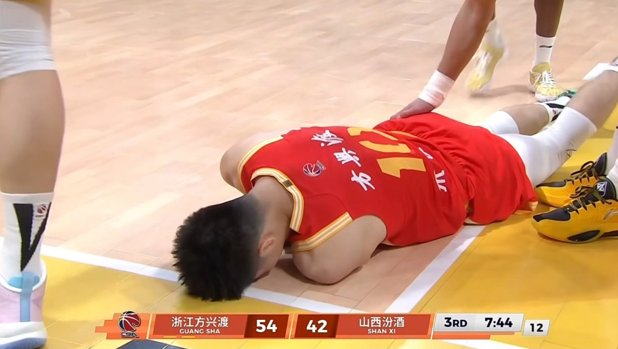 违体犯规！朱俊龙先中三分 随后防守被迪亚洛凶狠肘击放倒