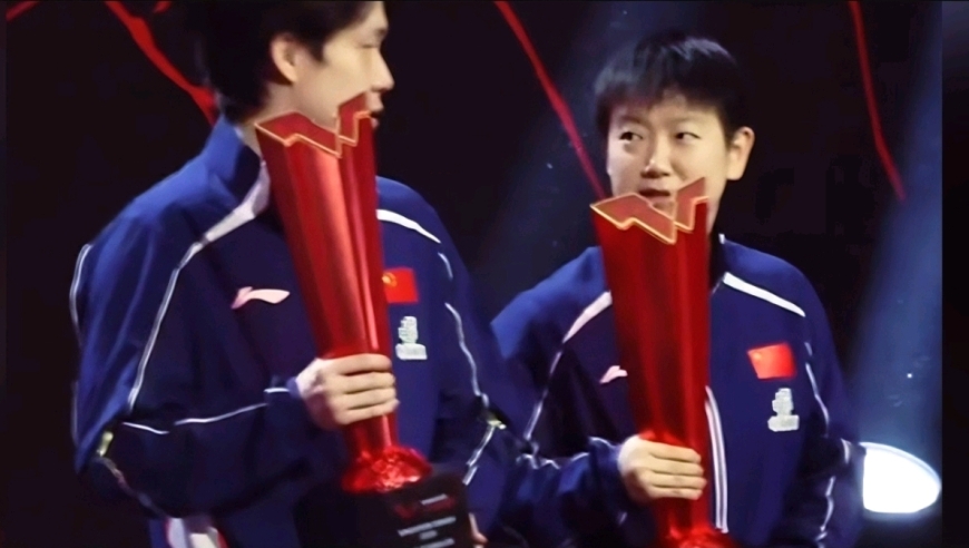 多角度还原孙颖莎王楚钦上台&ldquo;吵架&rdquo;全过程！为谁拿手机气得皱皱巴巴