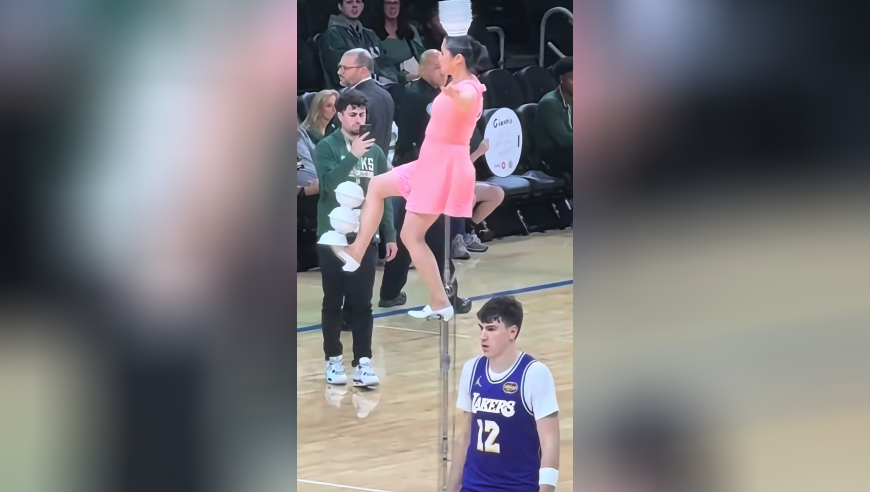 中国的杂技表演似乎没能吸引拉拉维亚的兴趣！