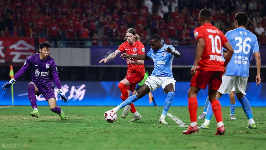 保级重压爆发！梅州连追两球绝平，大连外援解围帮倒忙挡进自家球门