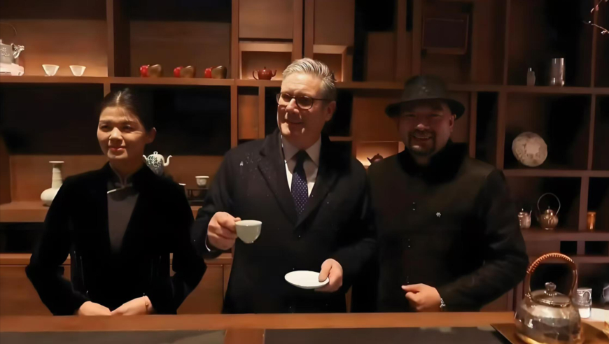 &ldquo;他一口都没喝&rdquo;：斯塔默冒雨逛豫园，上海市民请他喝茶求合影，他爽快答应