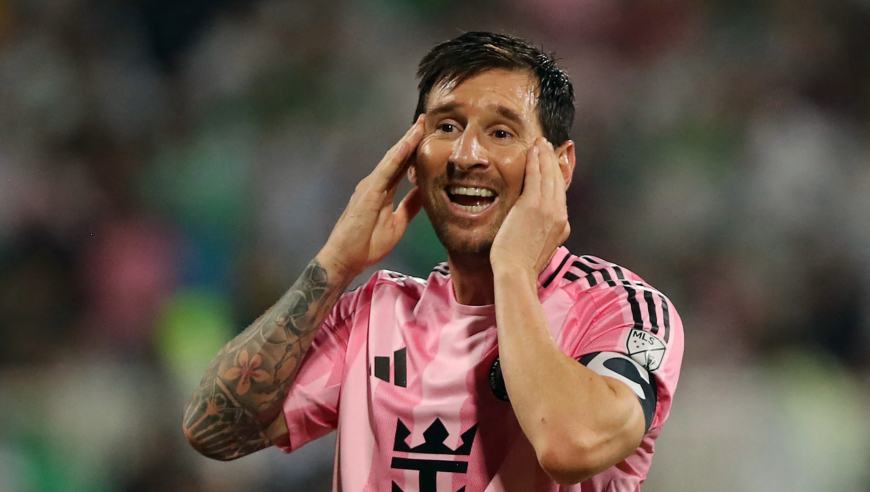 梅西差点破门！1V3倒地极限兜射死角，球擦着立柱偏出