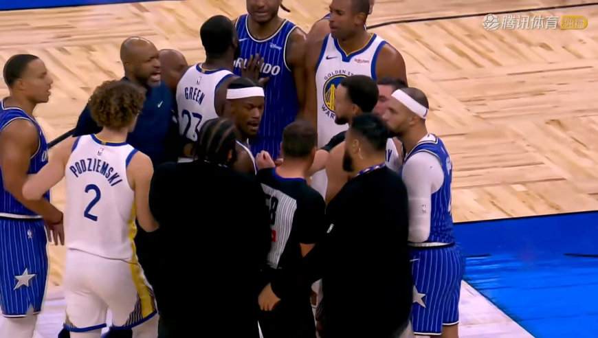 输急眼了？勇士魔术连续三次冲突：巴特勒抱摔萨格斯吃技犯