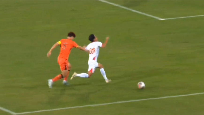 享受主场哨？U22国足刘浩帆禁区内推倒越南球员，裁判没表示