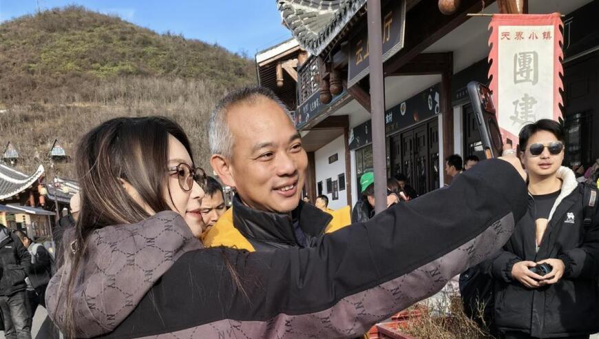 粉丝争相与张家界七星山荒野求生选手合影，“韦山”表示很开心