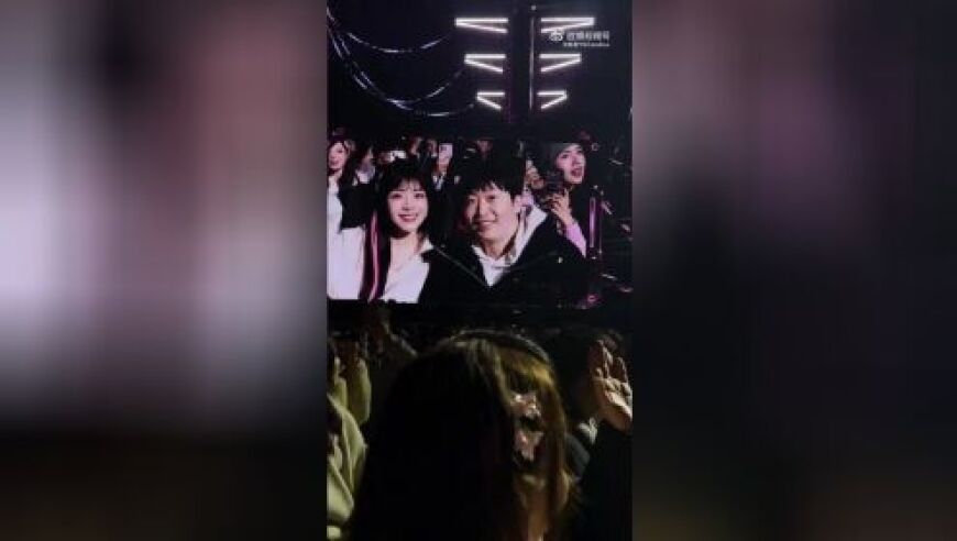 泽元余霜看演唱会，现场亲了起来