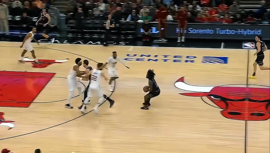 较上劲了！骑士打出8-0攻击波打停公牛 公牛回应一波10-0打停骑士