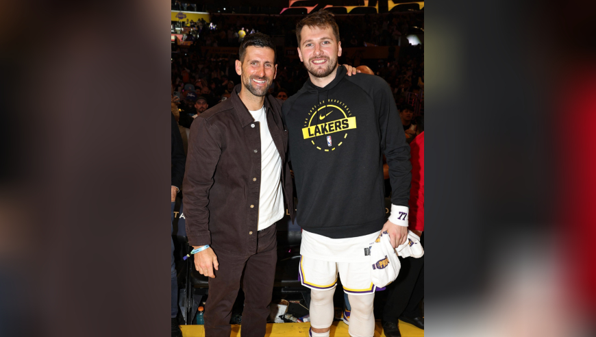 东契奇庆祝27岁生日！好友德约科维奇到场 还有美女载歌载舞