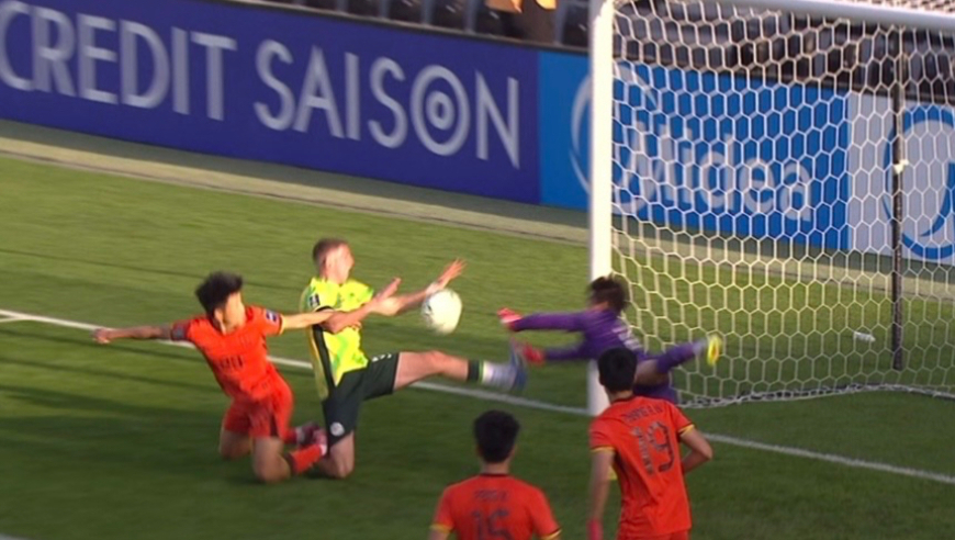 虚惊一场！澳大利亚U23补时进球被吹 主裁判回看VAR后判定手球