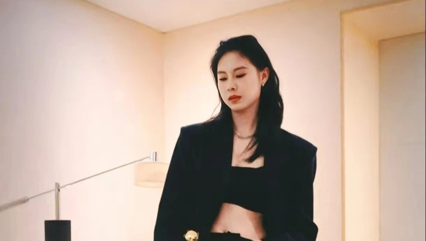 不愧是女篮第一美，王思雨晒典礼幕后照，又美又飒御姐气质太强