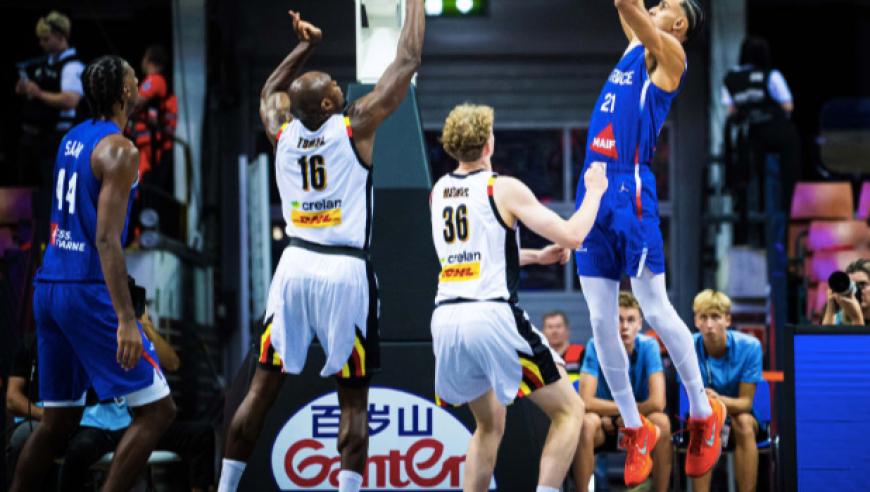 法国男篮28分大胜！12人上场全得分，NBA状元替补4中3轰10分