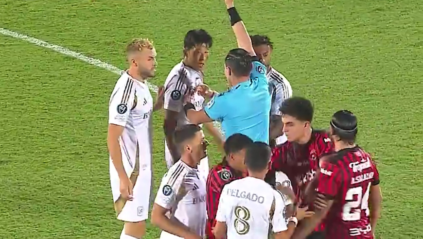 真怒了！孙兴慜遭黑铲罕见发火情绪爆发，与对手纠缠起冲突，裁判忙灭火各一黄镇场