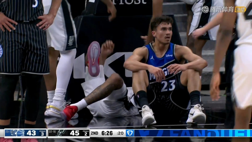 太炸裂！文班亚马回防单臂一柱擎天凶残大帽布莱克太恐怖