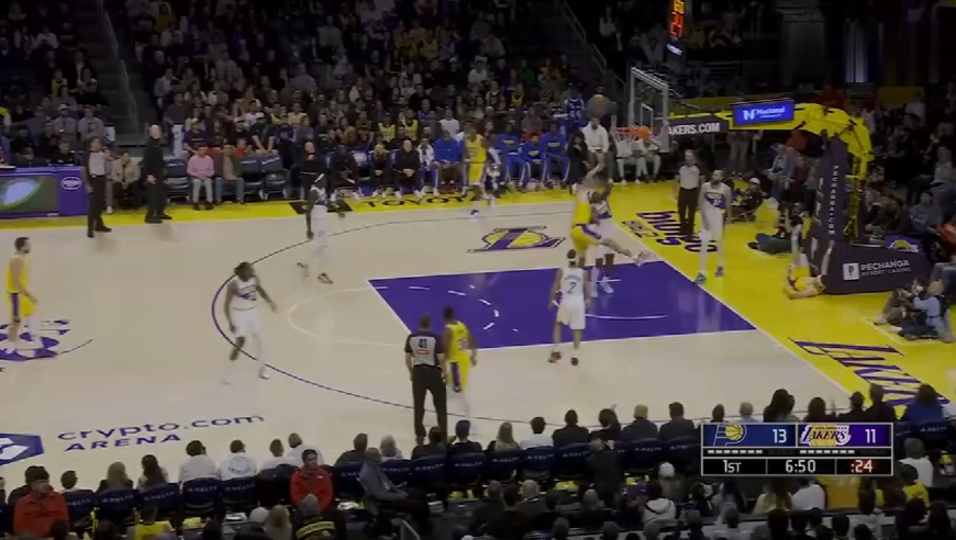 东契奇这球太逆天了！步行者众将看呆，湖人替补席疯狂欢呼