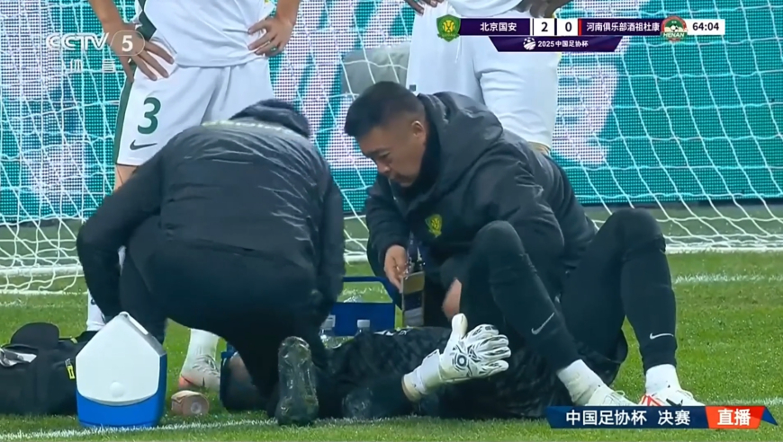 血洒赛场！侯森扑点球时面部被撞痛苦倒地 队医立马上场