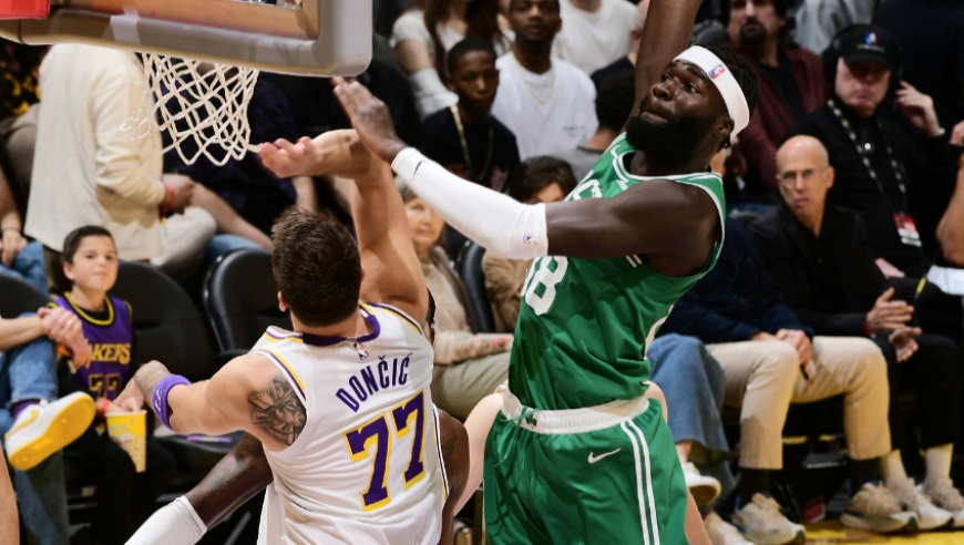 Top时刻 | 23日十佳球：詹皇钉板血帽 华子东契奇惨遭隔扣