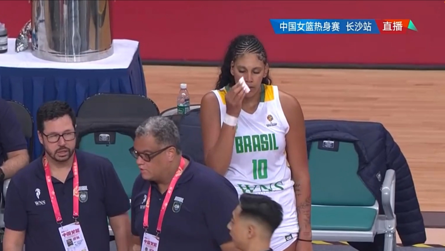 张子宇篮下转身轻松击垮巴西中锋 随后低位强攻自己摔倒将对手打出血