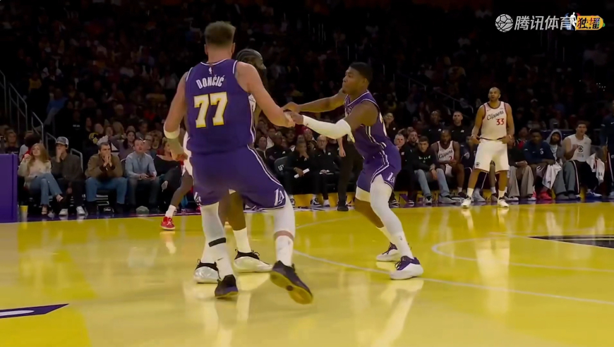 拿来吧你！东契奇冲入观众席 缓慢回防从哈登手里抢下篮球偷鸡成功