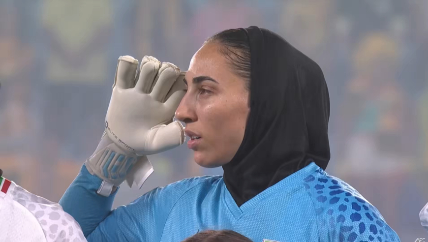 这一刻爱国具象化！女足亚洲杯伊朗集体高唱国歌+行军礼