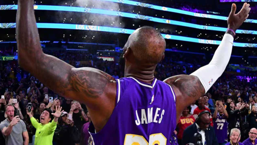 詹皇一步甩开防守单臂飞扣 随后和波蒂斯争球两人小冲突