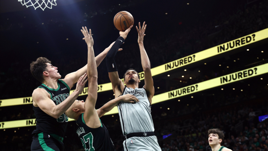 11日十佳球：活塞空接配合戏耍小卡 文班亚马单臂隔扣技惊四座