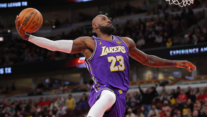 历史第一人！詹姆斯半场15中9轰20分：首位41岁能半场20+球员