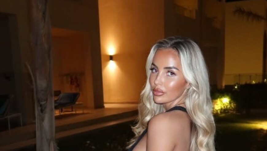 展现身材曲线，帕尔默女友晒身穿黑色长裙照