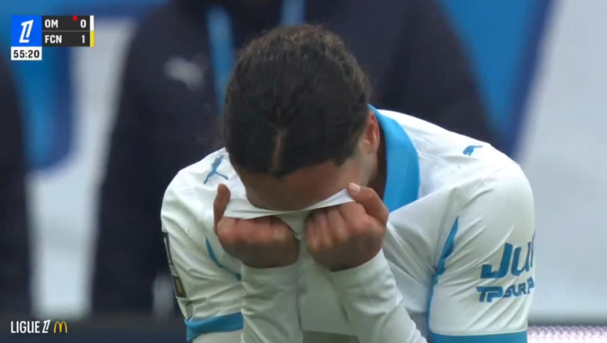 痛哭离场！法甲马赛连续吃两红：恶劣剪刀腿暴力放铲积极过头