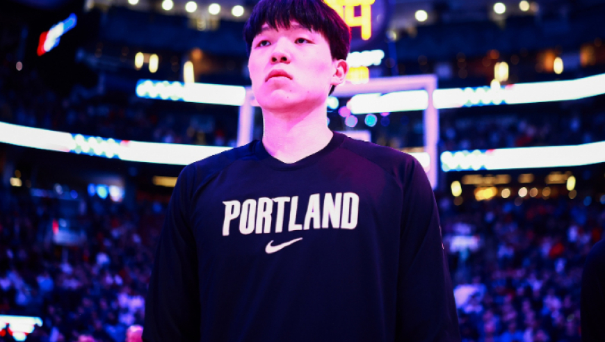 杨瀚森首次首发：首节不到4分钟0分2犯规 开拓者20-40落后