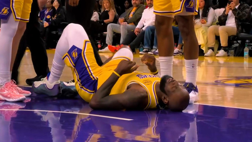 真疼还是假摔？詹姆斯被快船科南肘击后面露痛苦 裁判回看升级恶犯