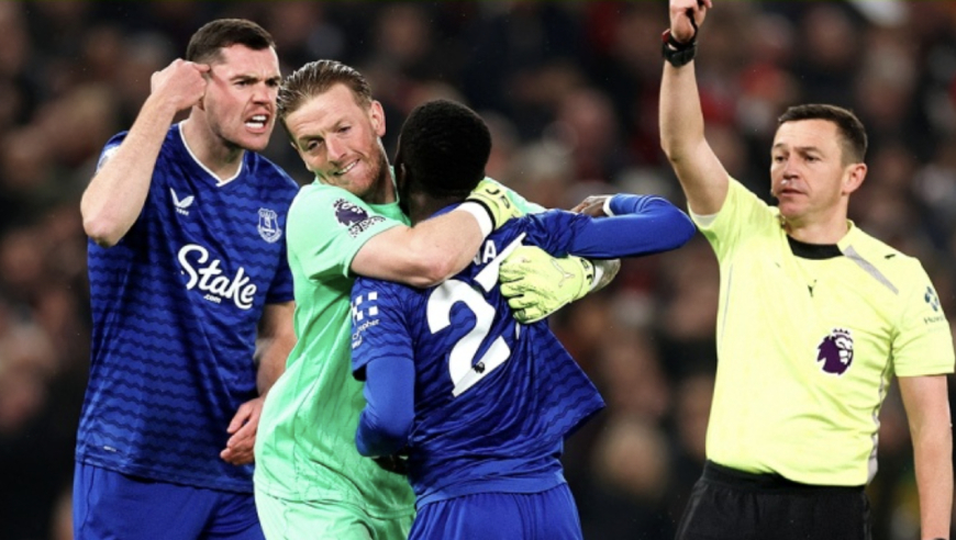 “你丫脑子坏了？” 英超离谱红牌：兽腰掌掴队友被罚下 曼联狂笑