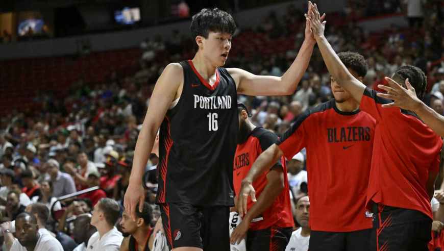 亮点十足！杨瀚森半场轰出两记三分 单臂暴扣依旧劲爆