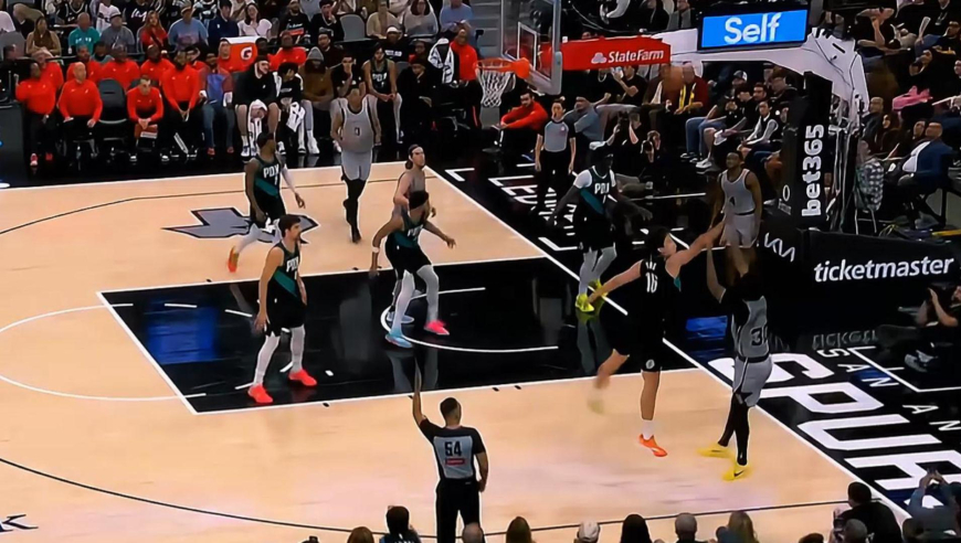 这防守真可以！杨瀚森篮下防死马刺奥利尼克+扑防尚帕尼三分成功