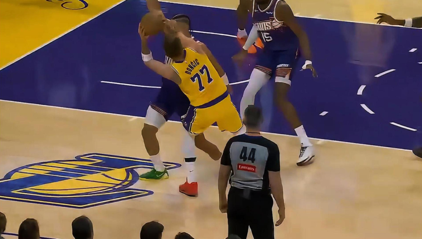 一人打一队！东契奇扛起湖人 包揽四分钟全部12分对轰太阳全队