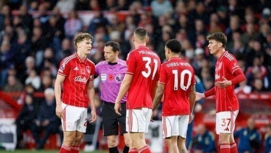 英超巨大争议！卡塞米罗头球破门，主裁强行送角球，森林球员暴怒