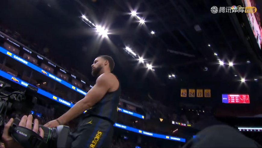 庆祝过头了！库里高难度上篮后缓慢回防 站原地眼神卡位连续丢板