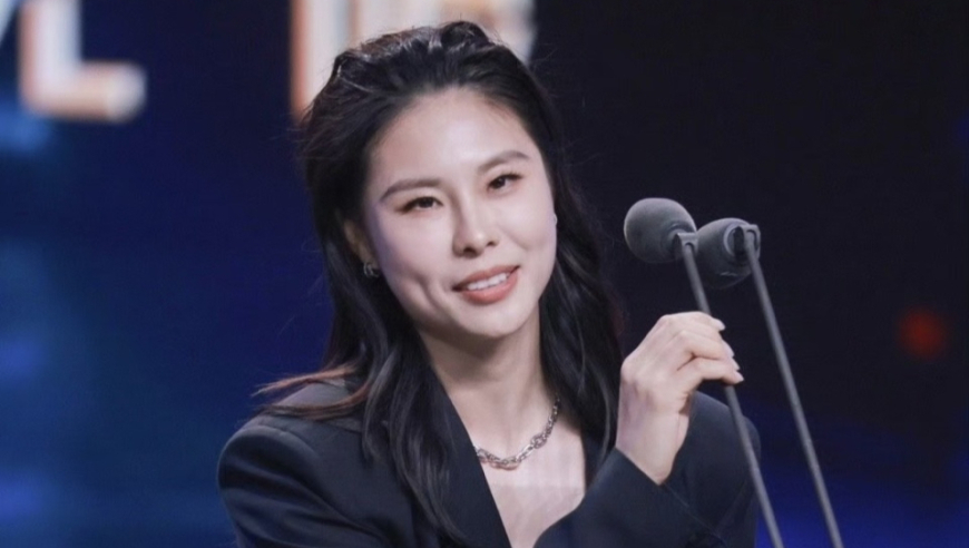 王思雨又美又飒现身篮球之夜 调侃自我显乐观 斗舞完虐郭艾伦