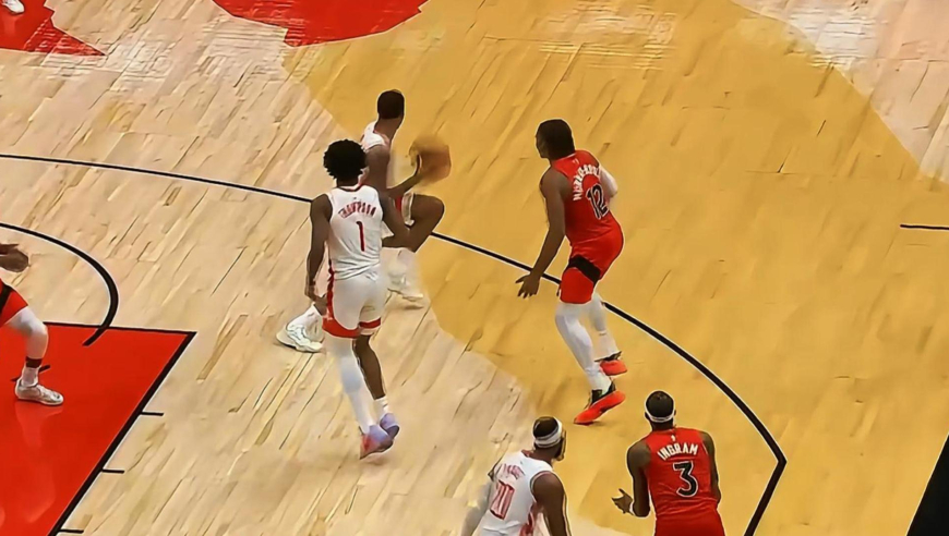 较上劲了！火箭两分钟轰出14-2攻击波 猛龙随后以10-0完成对轰