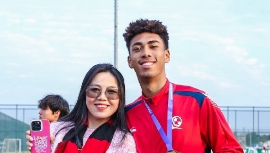 不自律被踢出国足！17岁混血中卫率恒大中青赛夺冠，与母亲合影庆祝