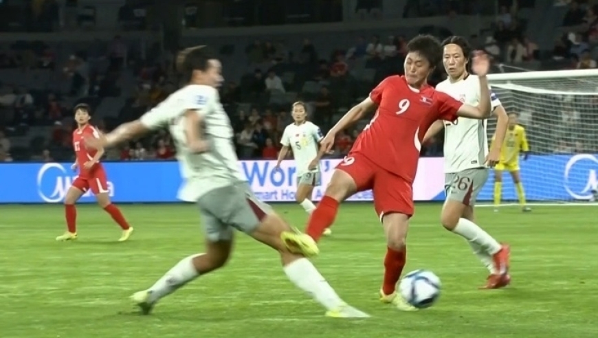 女足亚洲杯巨大争议！金成庆蹬踏逃红，邵子钦险受伤，名记开炮