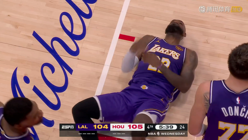 疼的打滚！詹姆斯快攻反击被撞翻在地 疑似被打到麻筋儿半天才起来