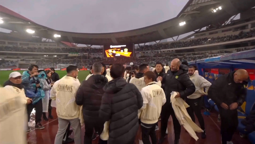 超级杯赛后众生相：海港球迷失冠表情落寞，国安狂欢庆祝夺冠披上冠军外套